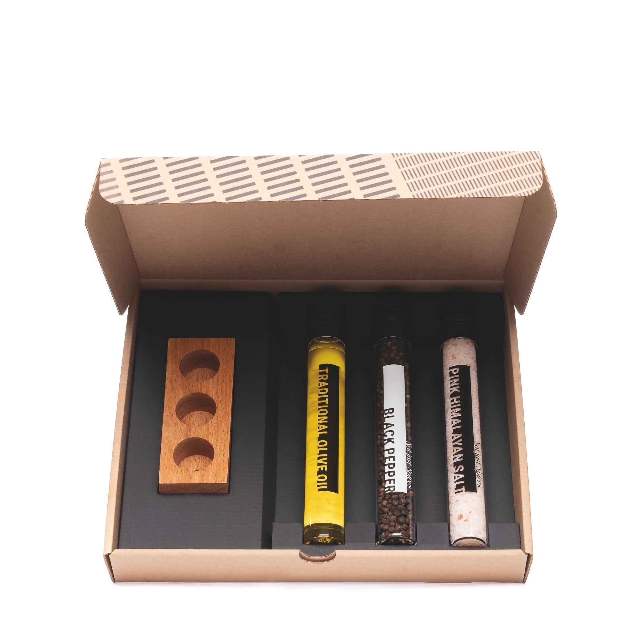 4 - Delige luxe kookbox "Something's cooking" met beukenhouten houder - TUBES Gifts