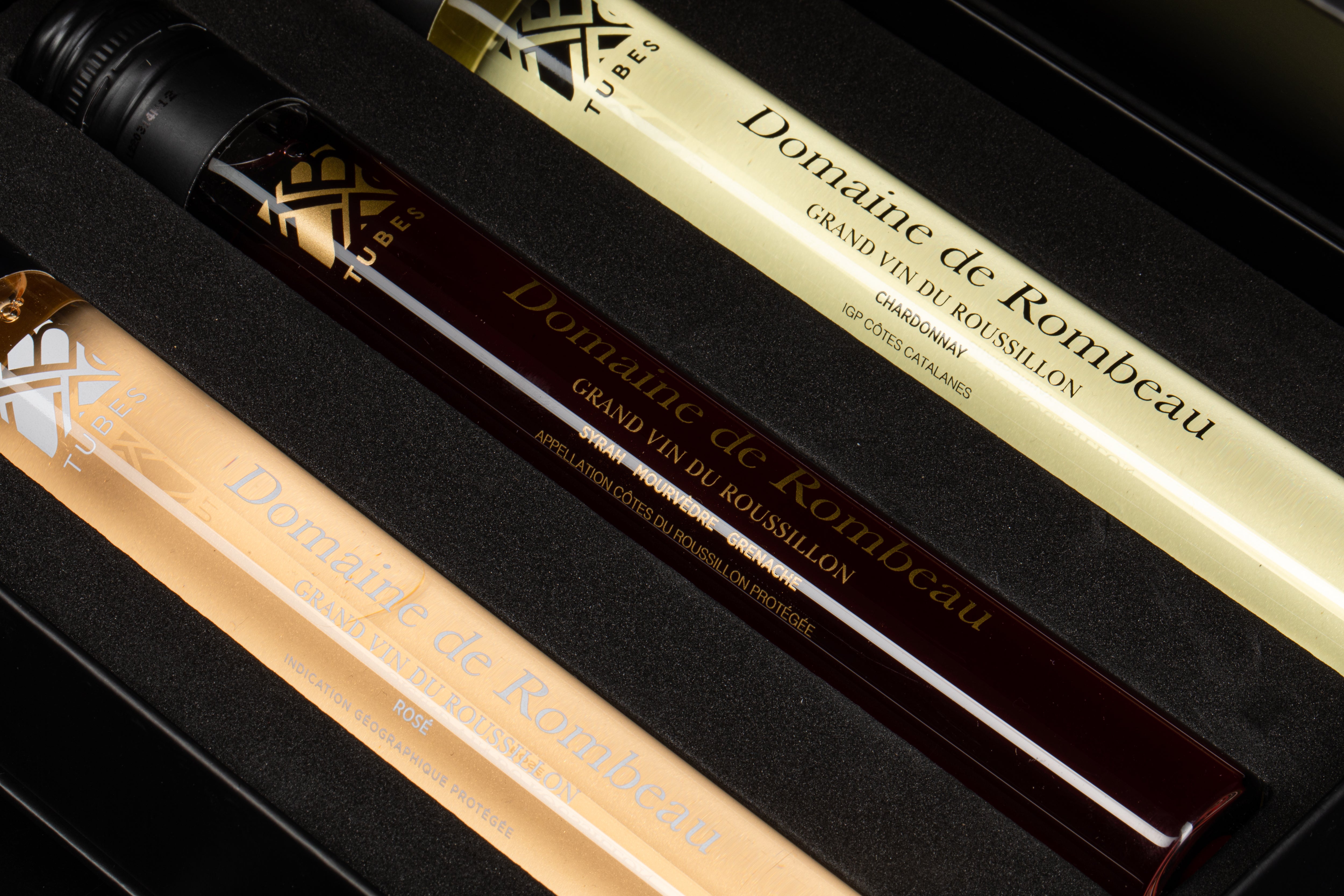 Drie Domaine de Rombeau-wijntubes in close-up: Chardonnay, Syrah Mourvèdre Grenache en rosé, elk met het gouden TUBES-logo.